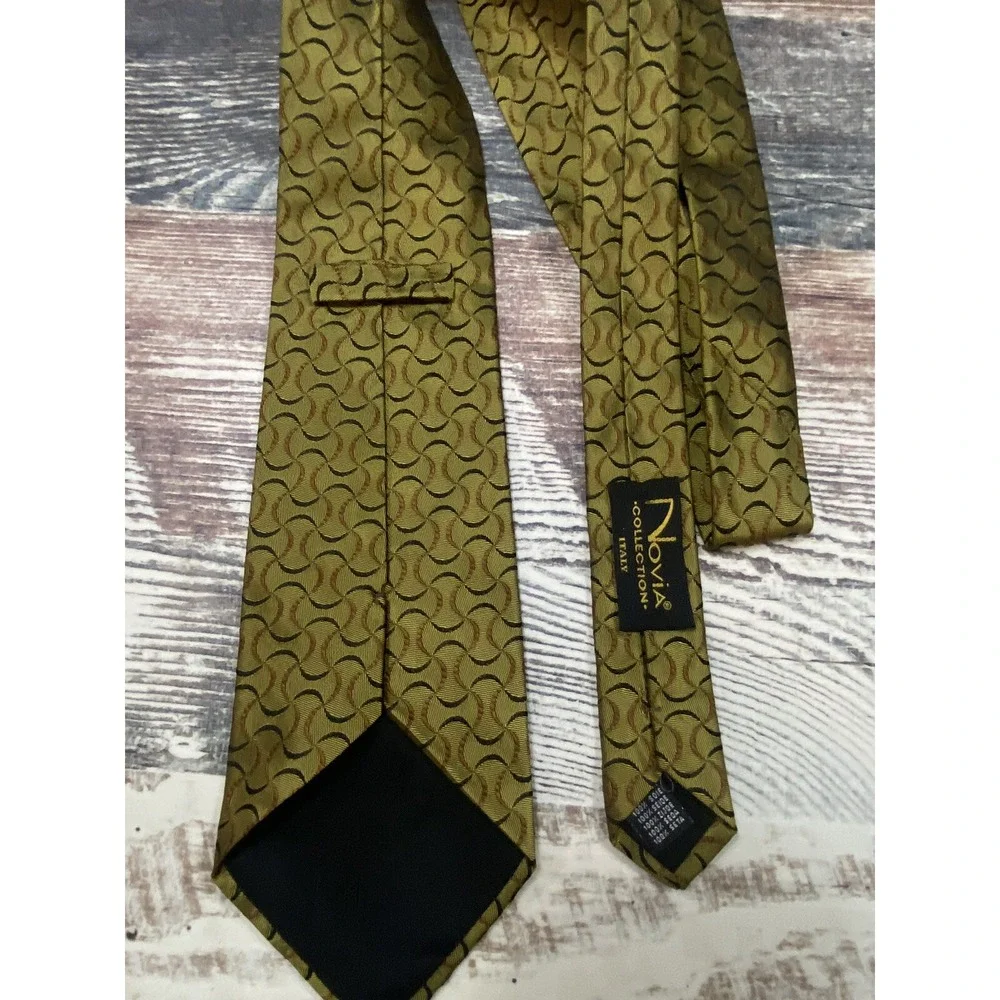 Novia Mens Neck Tie Green Geometric Pattern 100% Silk Italy Classic Width